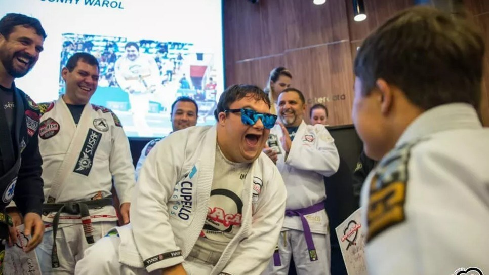 Jovens com síndrome de Down se realizam no jiu-jitsu em Teresópolis